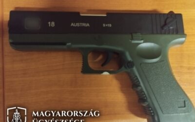 Játékfegyverrel, robbantással fenyegetőzött egy férfi egy szakolyi boltban