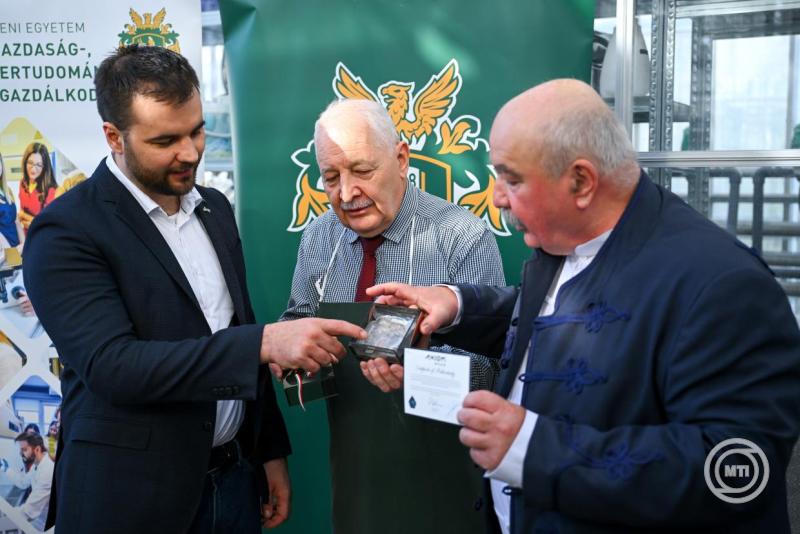 Hazatértek az első magyar űrnövénykísérlet mintái Debrecenbe