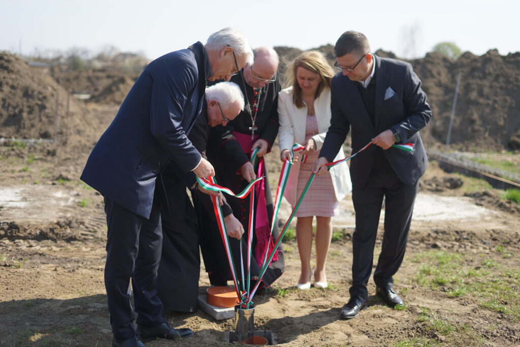 Nemcsak falakat, jövőt is építenek Ajakon: letették az új szociális központ alapkövét
