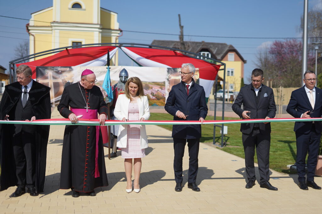 Keresztként ragyog Ajak új főtere: történelmi jelentőségű beruházást adtak át a város szívében