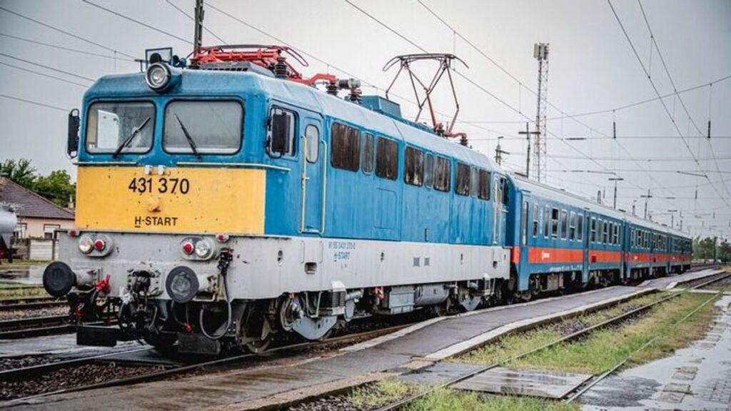 Gázolt a vonat Demecsernél: mentőhelikopter érkezett a sérült nőért