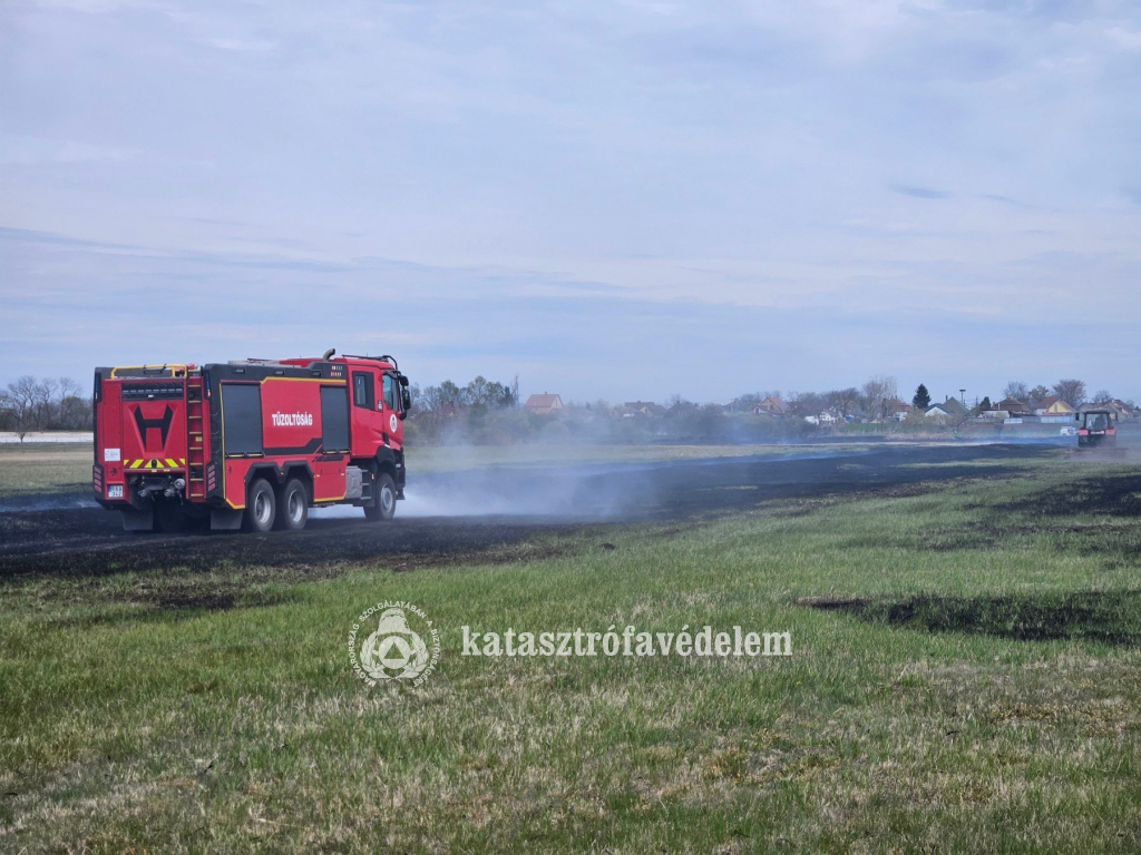 Volt, ahol tanyát veszélyeztettek a lángok