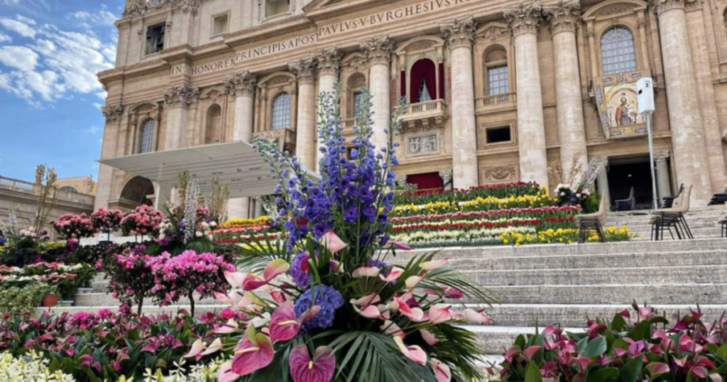 Húsvétvasárnapra több mint 70 ezer virág érkezett Hollandiából a Szent Péter térre