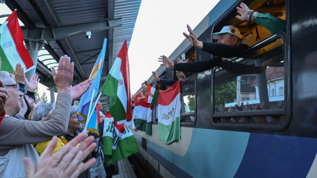 Elindult a Székely Gyors és a Csíksomlyó Expressz a csíksomlyói búcsúba