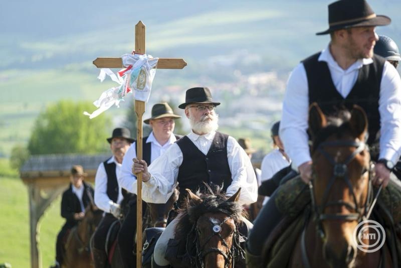 Vonattal, lóháton és gyalogosan is mennek a zarándokok Csíksomlyóra, medvehajtást is tartottak a helyszínen