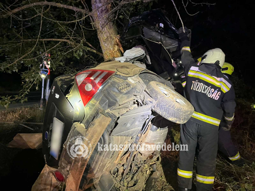 Súlyos baleset Tuzsérnál: fára csavarodott egy autó, a tűzoltók szabadították ki az utasokat