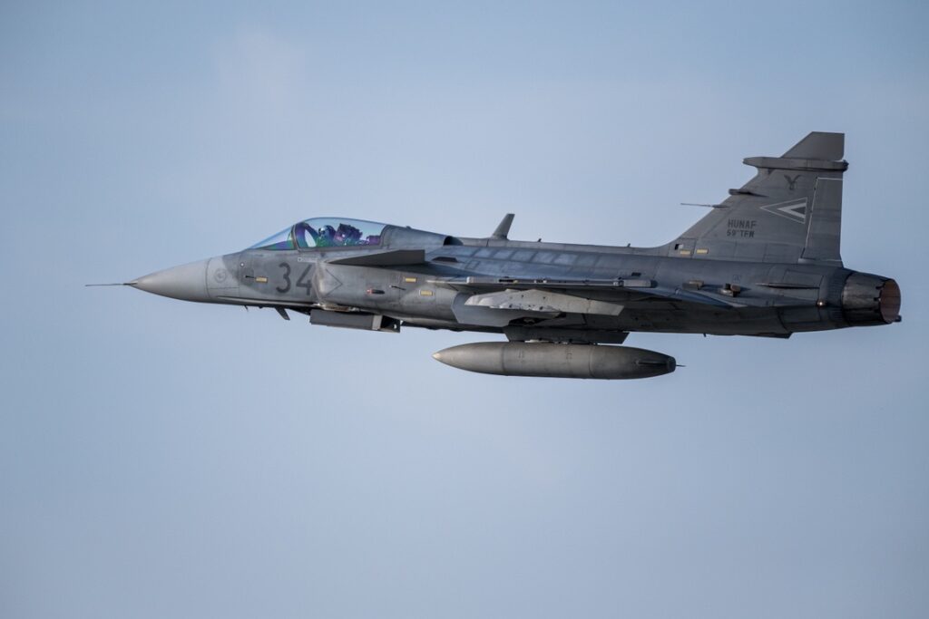 Lezuhant a Magyar Honvédség egyik Gripen vadászgépe Szolnok mellett